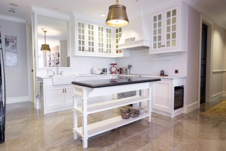 05-Dapur-mewah-klasik-Scandinavian-Penthouse-Residence-In-Jakarta-karya-emilia-oei-Sumber-arsitagcom